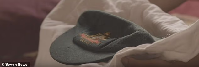 Bradman je poklonio vrećastu zelenu kapu Srirangi Sohoni tijekom prvog testa Indije od stjecanja neovisnosti 1947. - njegova je obitelj kasnije pohranila kapu u stakleni ormarić na sigurno