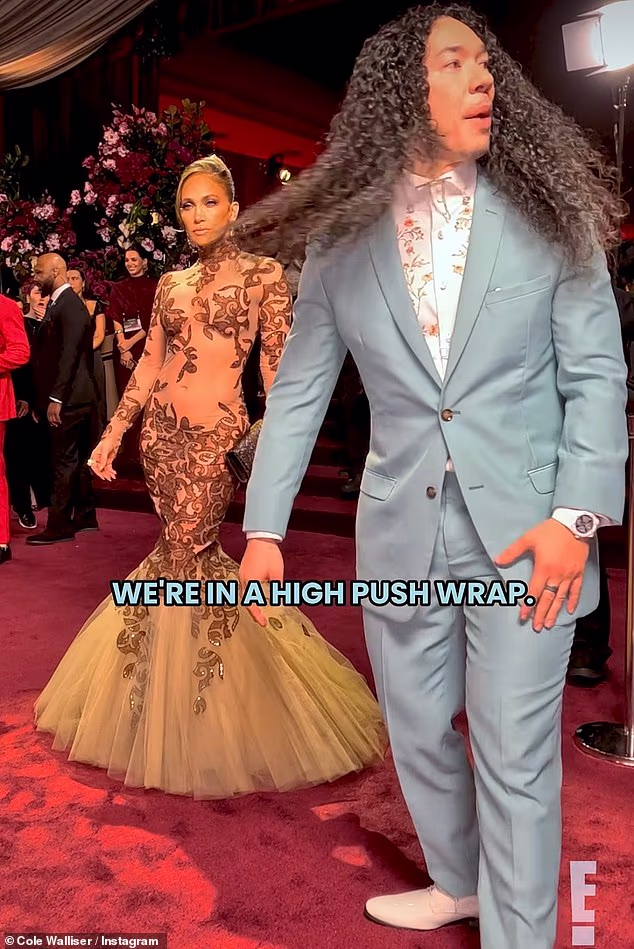 Promrmljala je 'Bok, drago mi je što te vidim' dok je gledala dolje