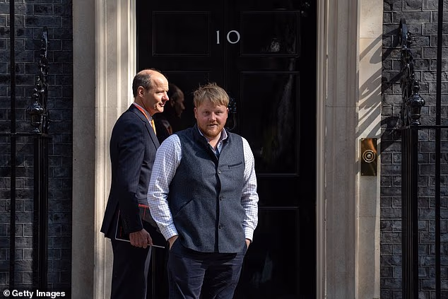 Kaleb Cooper i Charlie ispred Downing Streeta 10 na susretu s tadašnjim premijerom Rishijem Sunakom