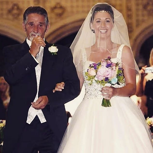 Na njezinoj profilnoj slici na Facebooku nalazi se fotografija njezinog voljenog oca kako je ispraća do oltara na dan vjenčanja. Umro je 2016. sa samo 67 godina