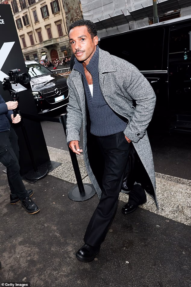 Zvijezda serije Emily In Paris, koja obično bira hrapavu bradu, izgledala je zgodno dok je debitirao u glatko obrijanom izgledu