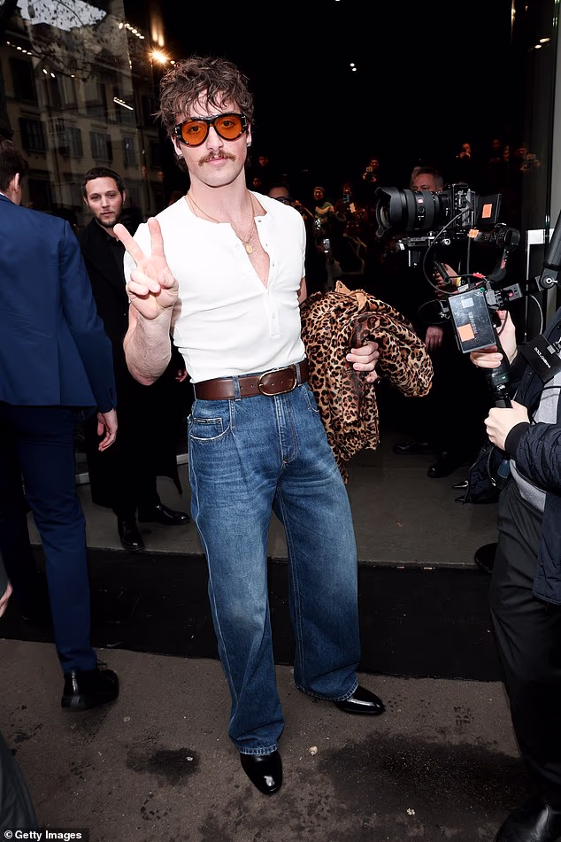 Glazbenik je zalijepio znak mira dok je ulazio na pistu