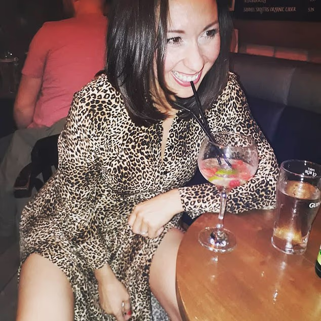 Suradnik 43-godišnje direktorice komunikacija rekao je: 'Ona definitivno ima sklonost prema pucnjavi i karaokama'