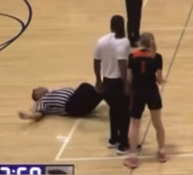 Sudac je tada napravio glupost, ostvarivši lagani kontakt s igračem prije nego što je pao