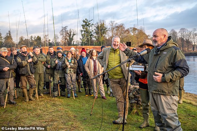 Škotski šef Clarke obraća se okupljenima na ceremoniji otvaranja