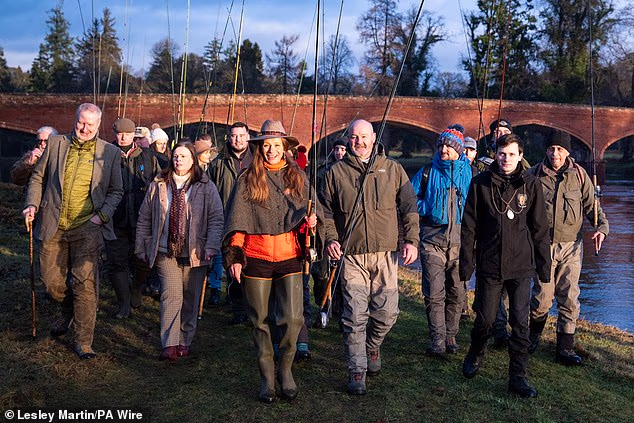 Clarke predvodi sprijeda dok se ceremonija otvaranja odvija na slikovitim obalama rijeke Tay