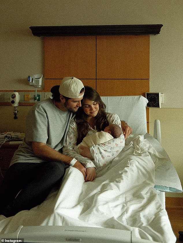 Par je nedavno dobio svoje treće dijete, kćer Nella, 6. listopada 2025