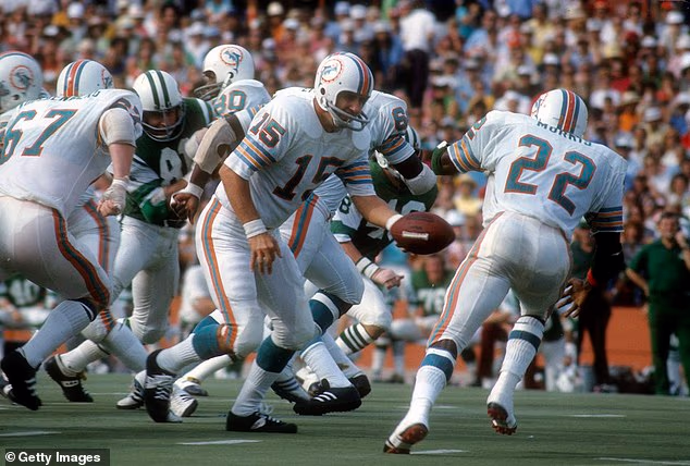 Earl Morrall (15) slavno je zamijenio ozlijeđenog startera Miami Dolphinsa Boba Griesea tijekom sezone 1972. prije nego što je pobijedio Pittsburgh Steelerse u AFC Championshipu