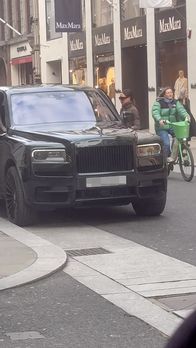 Bivši nogometaš (50) - koji je trenutno u obiteljskoj svađi sa svojim sinom Brooklynom - bio je u glavnom gradu sa svojom suprugom dizajnericom (51) dok se par prepuštao luksuznim kupnjama