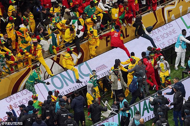 Na drugom kraju terena, senegalski navijači izlili su se s tribina u znak protesta