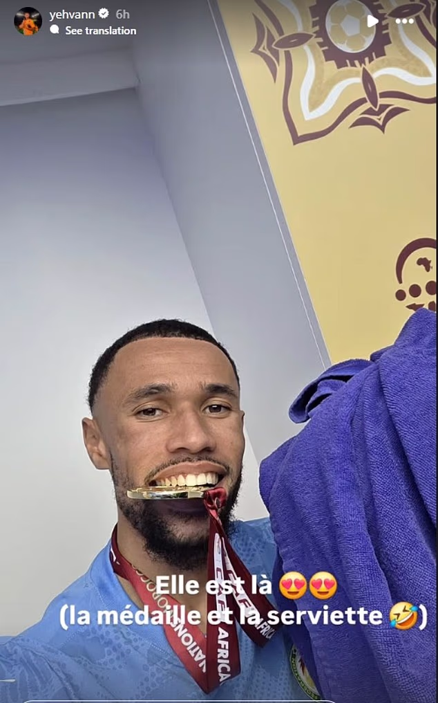 Diouf je na društvenim mrežama podijelio svoju fotografiju s pobjedničkom medaljom i ručnikom