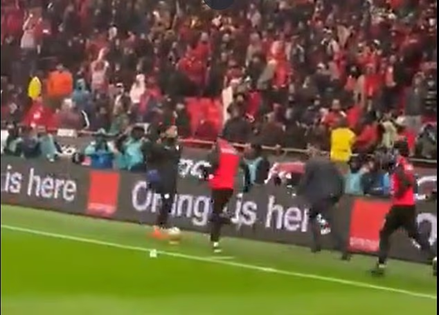 Rezervni vratar je naposljetku juren oko aut linije dok se incident nastavljao