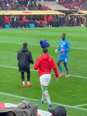 Diouf je viđen kako se kreće oko zamjene Ismaela Saibarija prije nego što je bacio ručnik Mendyju