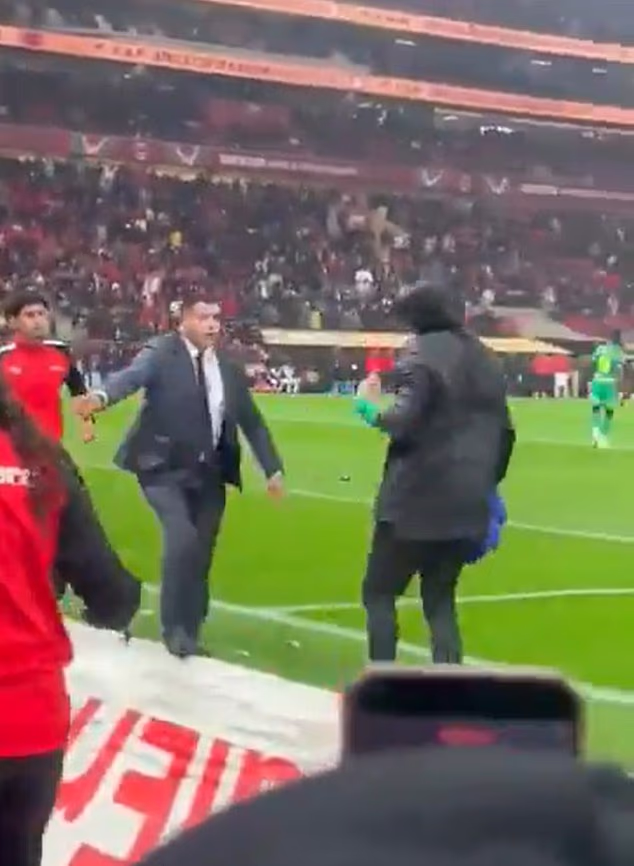 Dioufu su prišli službena osoba i još više igrača dok je nastavio štititi ručnik