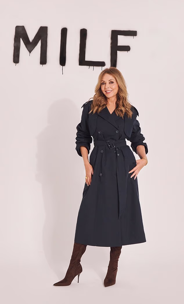 Carol je izgledala fantastično u kampanji za trgovinu dok je stajala ispod natpisa MILF i govorila o istraživanju