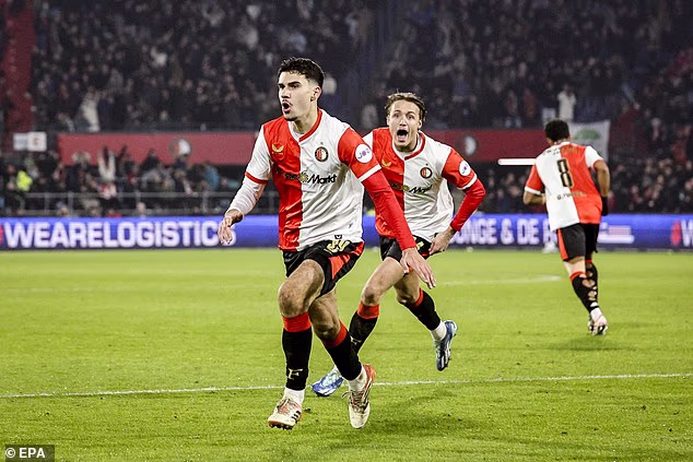 Uključivanje 19-godišnjaka u Robinovu momčad Feyenoorda bilo je kritizirano, ali legenda Man Uniteda inzistirala je na tome da je odluka donesena zbog performansi, a ne nepotizma