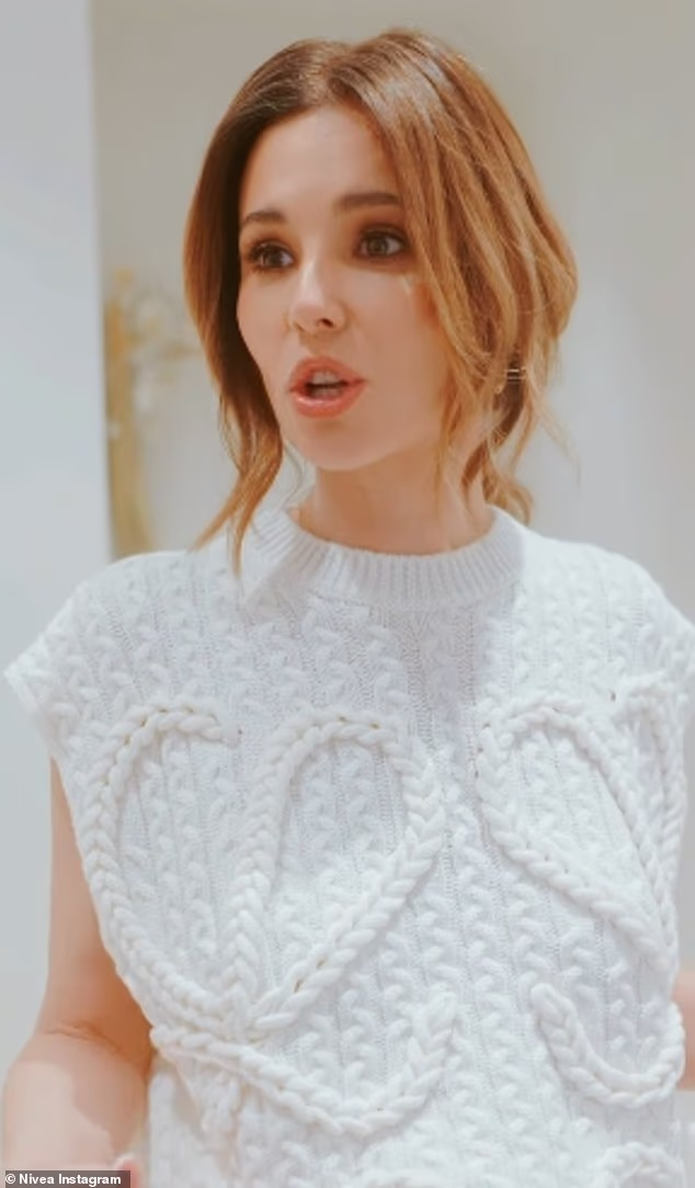 Obožavatelji su nastavili: 'Vjerujemo u sve što Cheryl kaže... Taj SJAJ... Sviđa mi se ovo!!... Cheryl je prekrasan anđeo i uvijek će biti... Ako Cheryl tako kaže, vjerujem u to'