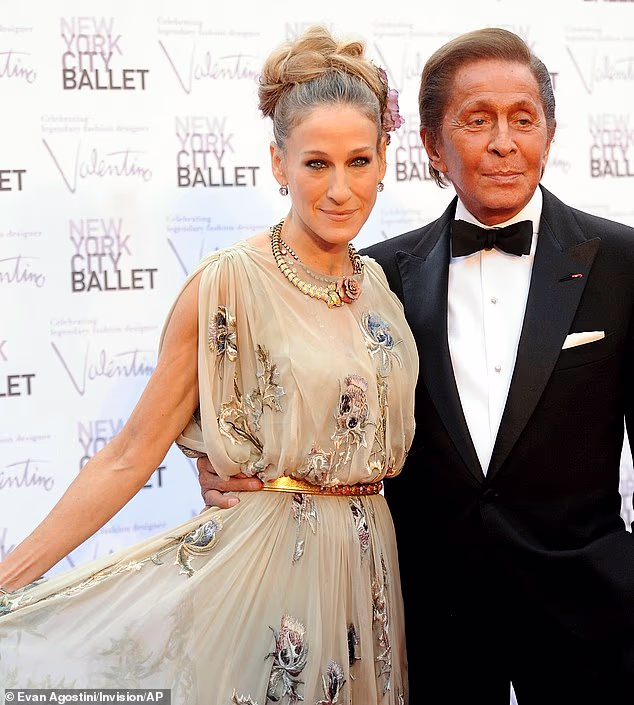 Valentino, odijevao je sve od Kim Kardashian i Victorije Beckham do Elizabeth Taylor (na slici sa Sarom Jessicom Parker 2012.)