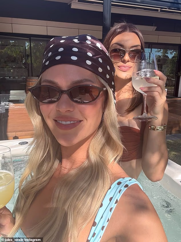 Bivša AFL WAG pokazala je svoje osvetničko tijelo u nizu sparnih fotografija u bikiniju u ponedjeljak navečer dok je potpisala ugovor s novom agencijom za talente u Perthu