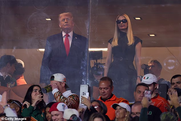 Predsjedniku se na finalu College Football Playoffa pridružila kći Ivanka (desno)