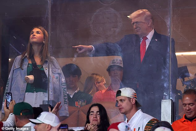 Trumpova unuka, ambiciozna igračica golfa Kai (lijevo), također je viđena u njegovom VIP apartmanu na utakmici