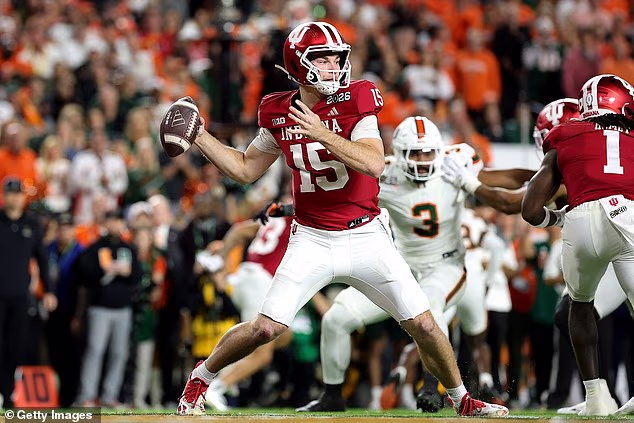 On je prisutan dok Fernando Mendoza želi nadahnuti Indianu za nacionalno prvenstvo