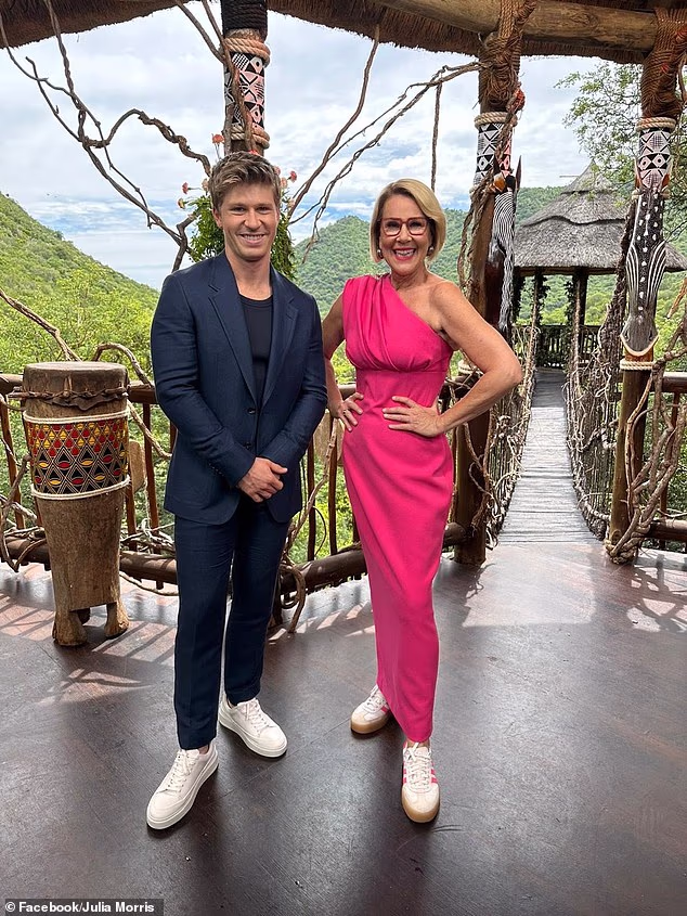 Veteranska voditeljica, 57, izgledala je senzacionalno dok je pozirala uz suvoditelja Roberta Irwina, pokazujući svoje vitko tijelo u živopisnoj žarko ružičastoj haljini na jedno rame u kombinaciji s bijelim tenisicama