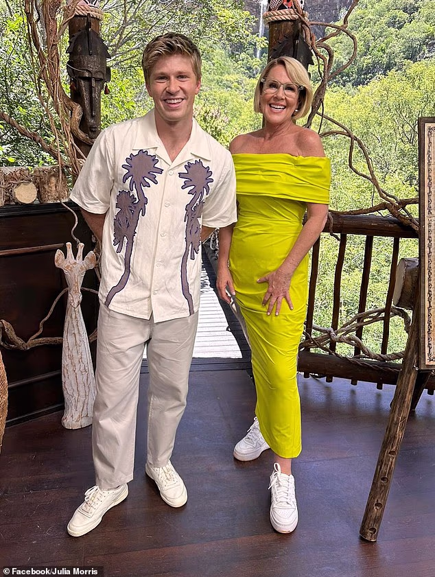 U međuvremenu, izgledala je jednako glamurozno u odvažnoj šartrez haljini spuštenih ramena, opet stiliziranoj s tenisicama