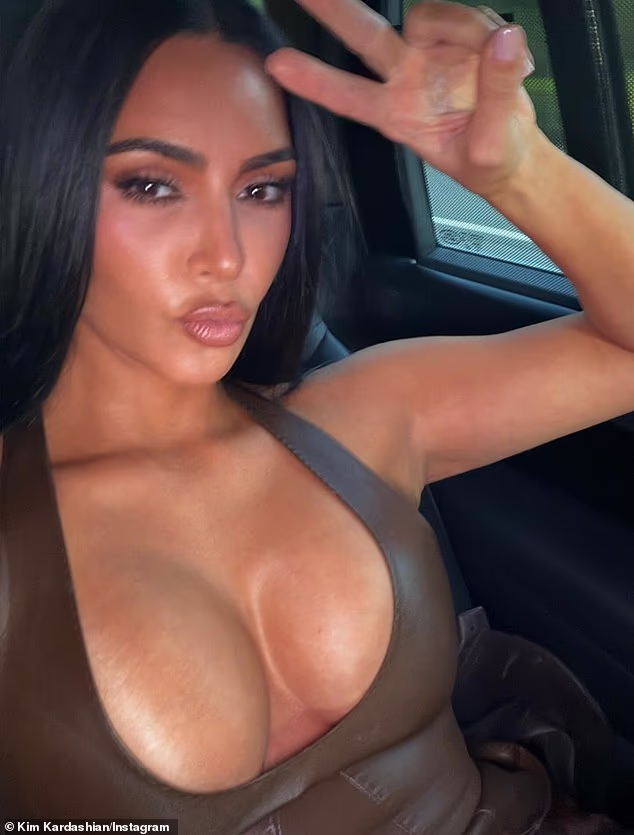 45-godišnja reality zvijezda zamalo je izletjela iz opasno dekoltirane smeđe halter haljine koju je odabrao njezin stilist Dani Levi, a koja je mogla biti kožna ili kožna