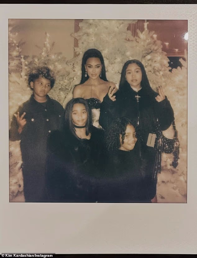 Skims CCO/partner utemeljitelj uključio je polaroid njezino četvero djece - sina Sainta, 10; kći Chicago, 8 g.; sin Psalam, 6; i kći North, 12 - prije nego što su proslavili Božić sa njom i trećim bivšim suprugom Kanyeom 'Ye' Westom