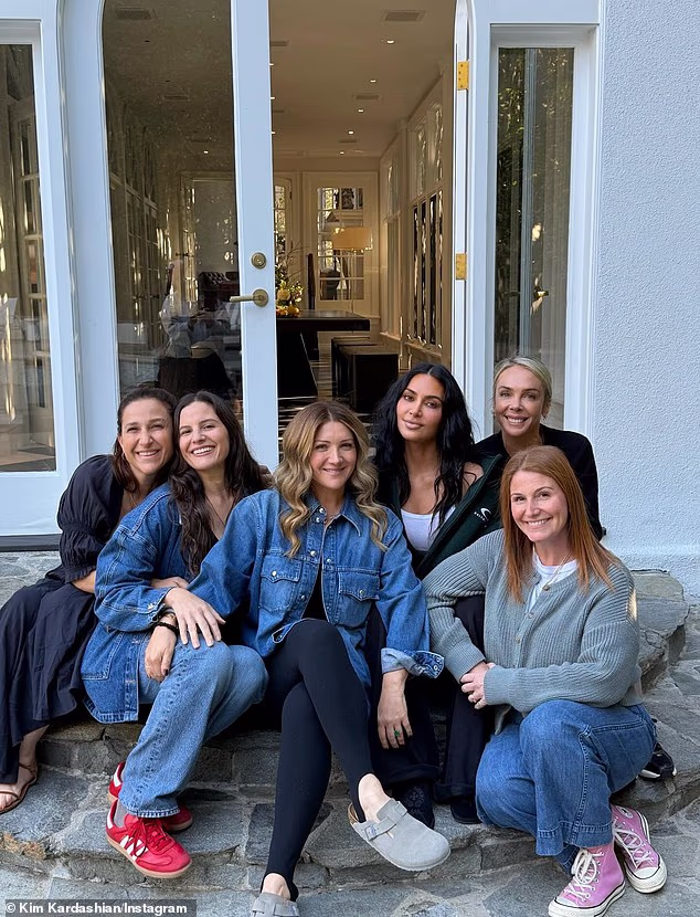 Kardashianin slideshow uključivao je i fotografiju na kojoj pozira sa svojim dugogodišnjim najboljim prijateljicama (iz LR-a) Sarah Meyer Michaelson, Ashley Kassan, Allison Statter, Simone Harouche i Zoe Winkler Reinis