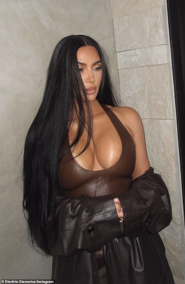 Frizer Dimitris Giannetos dao je Kardashian 'vruću curu' i pričvrstio joj ekstenzije do struka za tajanstveni noćni izlazak