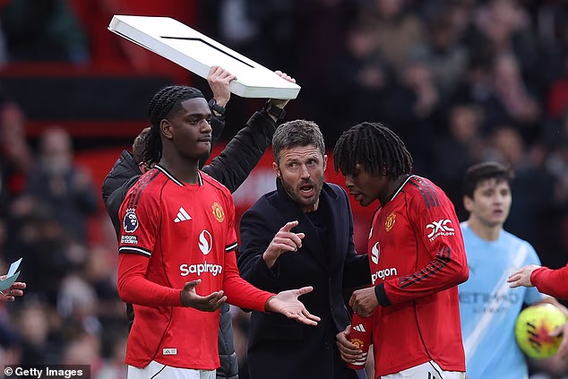 Henry je predložio da bi se Carricku trebala dati prilika za ponovni razgovor za poziciju ako se pokaže da je njegova privremena čarolija uspješna