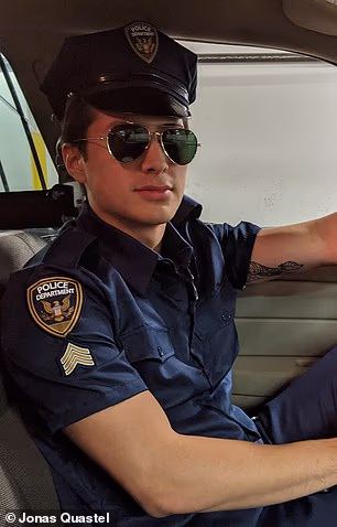 'Učinio sam to samo nekoliko puta', rekao je trener glume (na slici kao lik u produkciji s fakulteta)