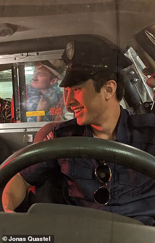 Williams se glupira na setu dok se utjelovljuje u lik policajca za sveučilišnu produkciju