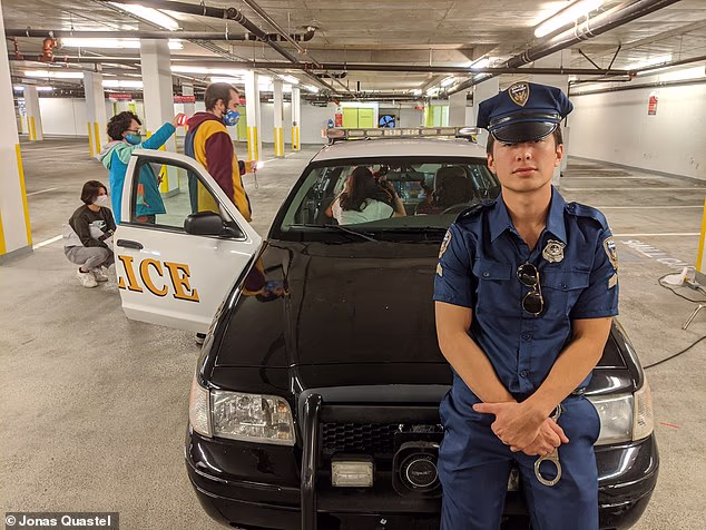 Williams je glumio policajca u produkciji sa svojim kolegama studentima u školi glume