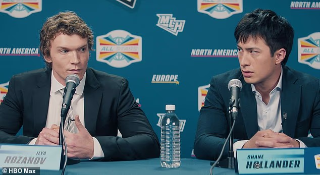 Copping je podijelio da je Williams, viđen ovdje desno uz Storrie, nedavno rekao svom bivšem instruktoru glume o uspjehu preko noći: 'Samo se distanciram od svega jer se događa tako brzo, ali je super'