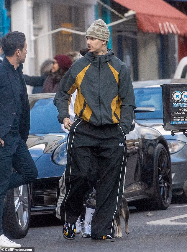 Izgled je upotpunio parom neobičnih Looney Tunes Uggsica i bež kapom s grafičkim printom