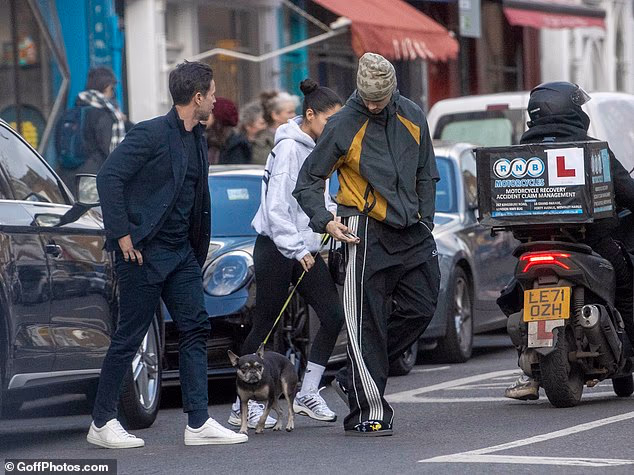 Svoj je izgled dovršila bijelim sportskim čarapama, debelim bijelim i srebrnim tenisicama, a svoje stvari spremila je u mini Chanel veliku torbicu koja se prodaje od 1800 funti.