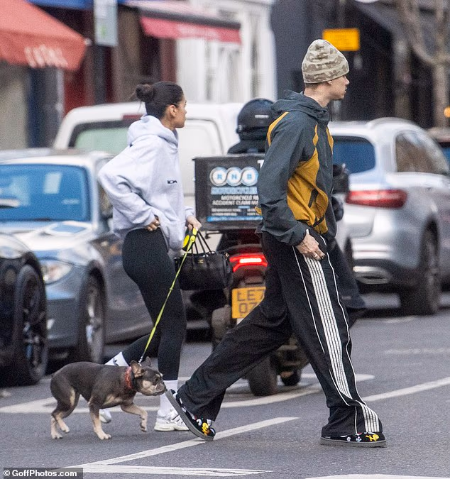 U međuvremenu, Kim je odabrala opušteni komplet, noseći sivu majicu s kapuljačom i crne tajice dok je grlila pseći povodac dok je prelazila ulicu