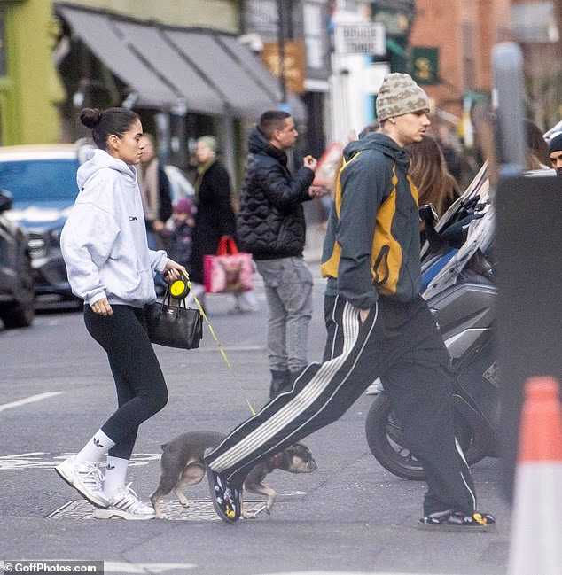 Bivši nogometaš ležerno je izgledao u sivoj jakni na patentni zatvarač s narančastim rubovima i viđen je kako hoda nekoliko koraka ispred Kim