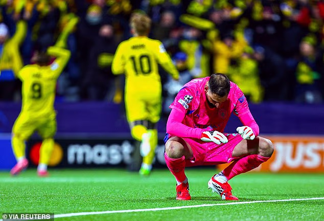 Gianluigi Donnarumma izgleda potišteno nakon primljenog gola dok je domaća momčad izgledala neobuzdano