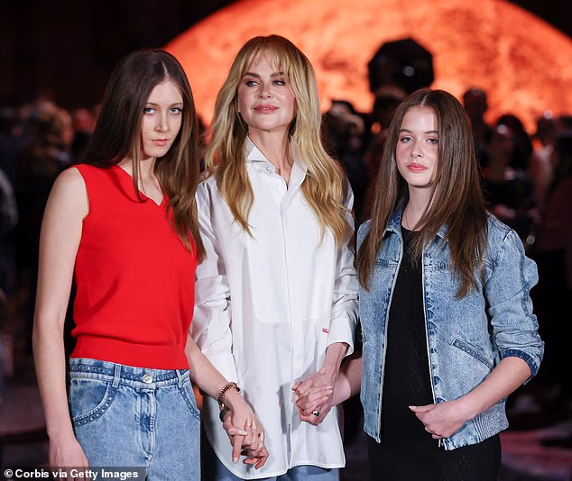 Prema reporteru slavnih Robu Shuteru, Sunday Rose, 17, i Faith Margaret, 15, 'odbijaju upoznati Urbanovu novu djevojku' kao znak odanosti svojoj majci. (Nicole Kidman na slici sa svojim kćerima)