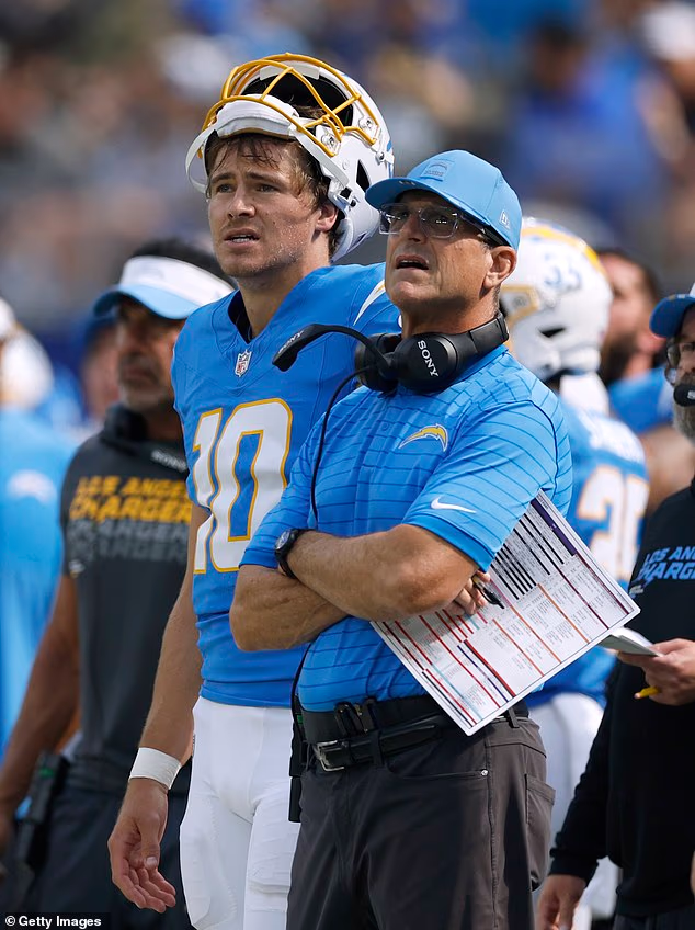 Glavni trener Chargersa Jim Harbaugh viđen je uz beka franšize Justina Herberta