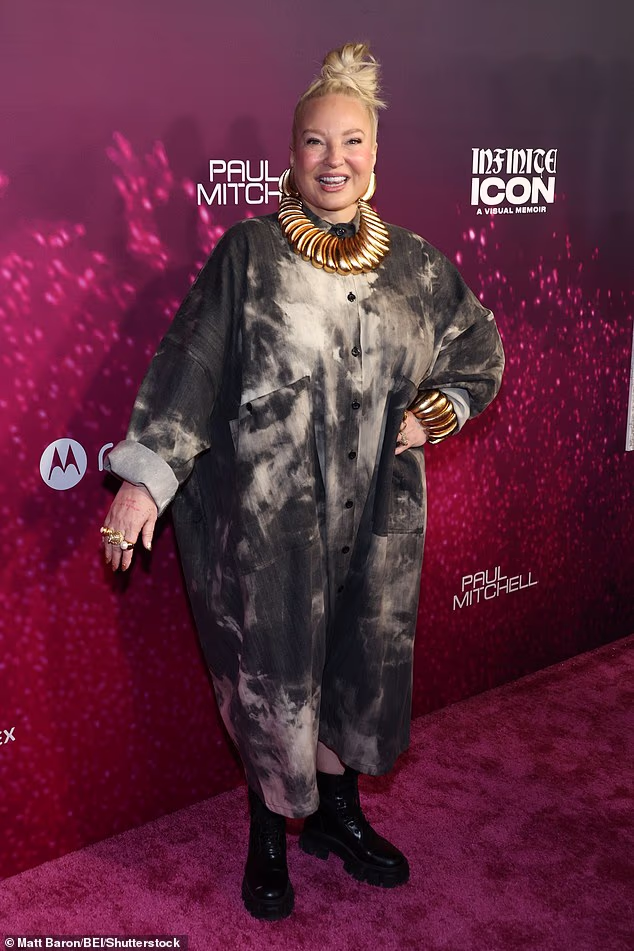 Superzvijezda Sia izgledala je ležerno šik u prevelikoj, otrcanoj haljini na kopčanje u kombinaciji s odvažnim i zlatnim upečatljivim nakitom