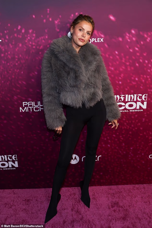 Nosila je monokromatsku odjeću s dramatičnom bundom od umjetnog krzna i dodala jarku boju svojim sjajilom za usne