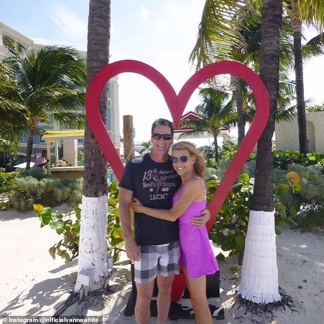 U svom odmaralištu pozirali su ispred crvenog srca