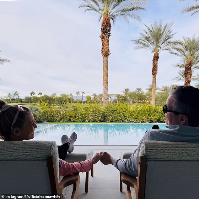 A slavna se slikala i s novim supružnikom dok leže na ležaljkama uz bazen