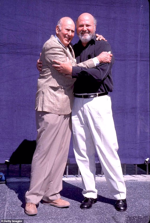 Melovo i Carlovo prijateljstvo – i Carlovi posljednji dani – ponovo se razmatraju u filmu The 99 Year Old Man!, koji također prikazuje Roba Reinera, koji je sjedio na intervjuu prije svoje smrti 14. prosinca u dobi od 78 godina; (Carl i Ron 1999.)