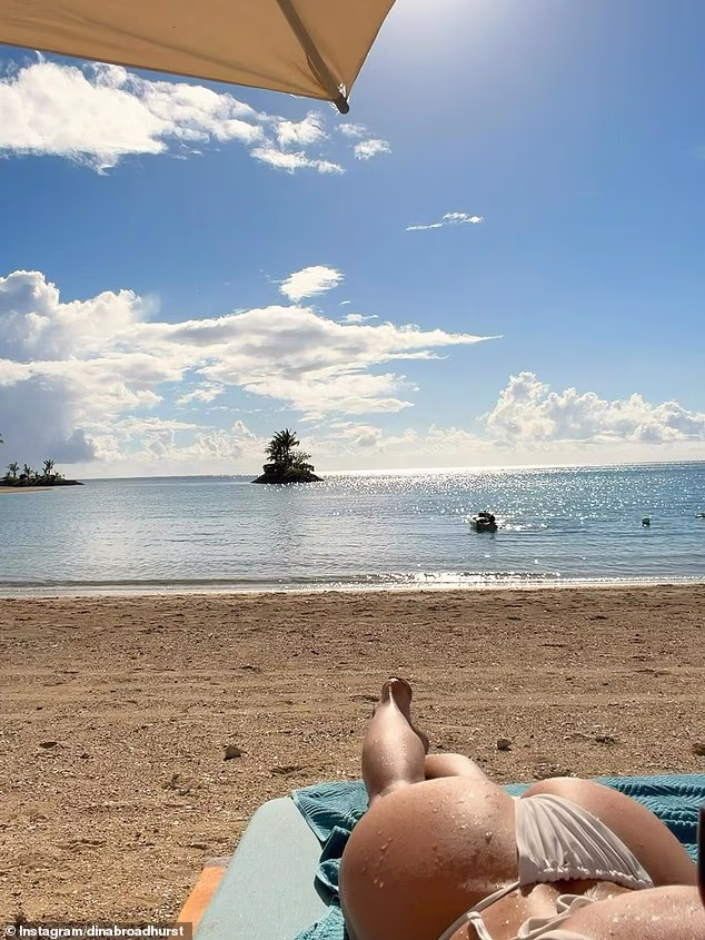 Tu je sliku pratila drugom na kojoj je prikazana njezina derrière modeliranje kupaćih kostima dok je radila na preplanulosti na plaži